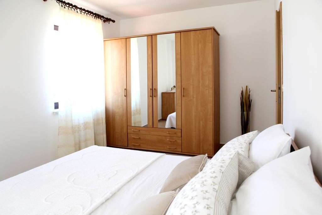 Apartments Marina-Mare Πόρετς Εξωτερικό φωτογραφία